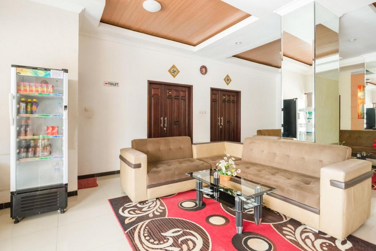 Отель Reddoorz Syariah @ Jalan Simpang Gajayana Маланг Экстерьер фото