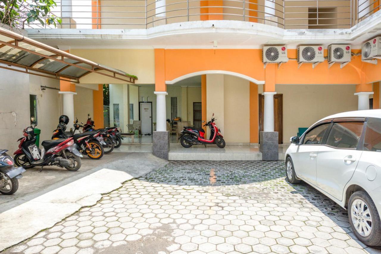 Отель Reddoorz Syariah @ Jalan Simpang Gajayana Маланг Экстерьер фото