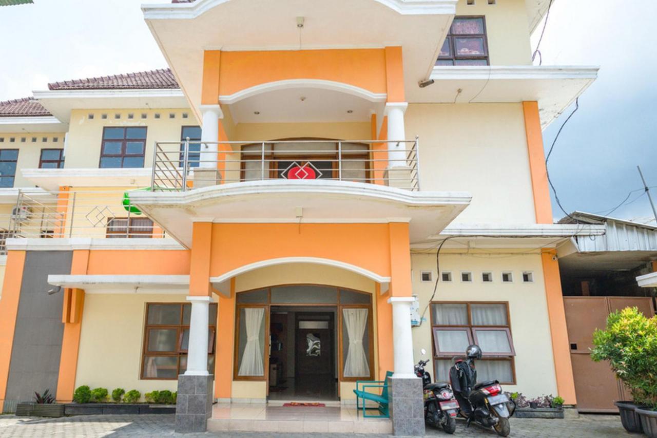 Отель Reddoorz Syariah @ Jalan Simpang Gajayana Маланг Экстерьер фото