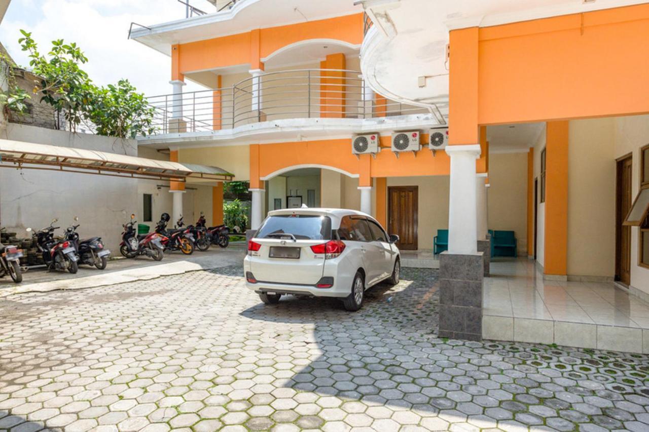 Отель Reddoorz Syariah @ Jalan Simpang Gajayana Маланг Экстерьер фото