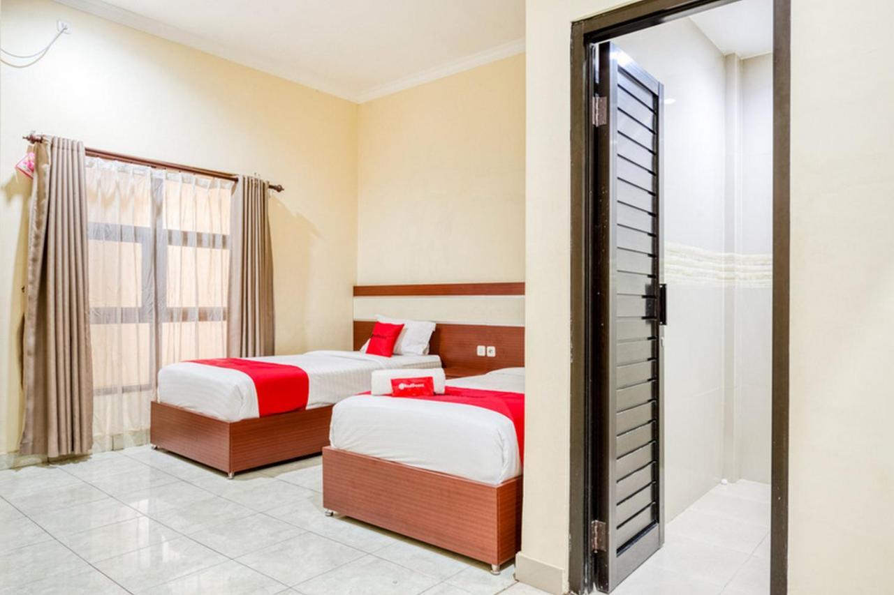 Отель Reddoorz Syariah @ Jalan Simpang Gajayana Маланг Экстерьер фото